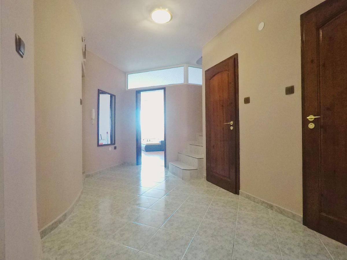 Spacious And Bright Maisonette Varna Center Esterno foto
